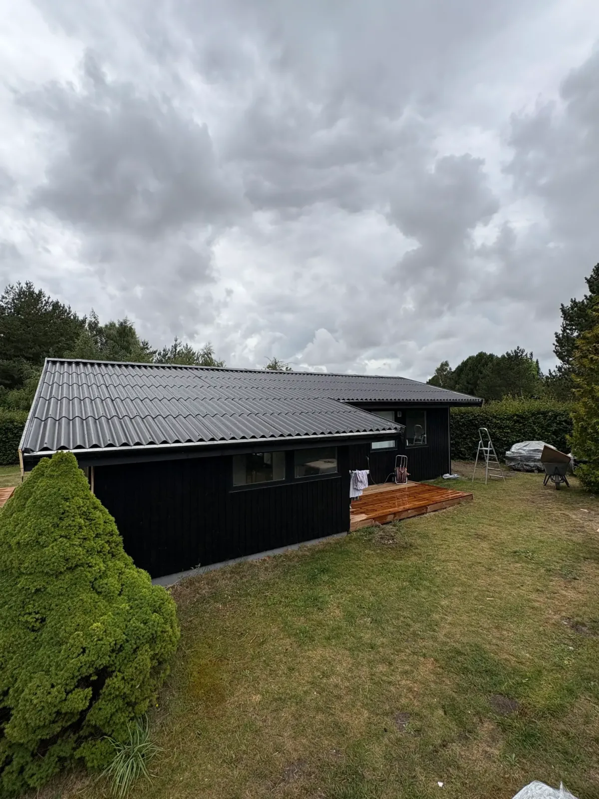 Tag på sort træhus med terrasse