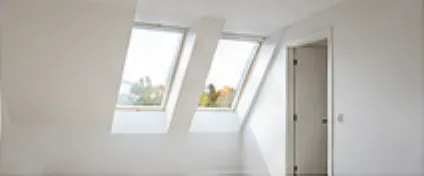 Lyst loftsrum med ovenlysvinduer